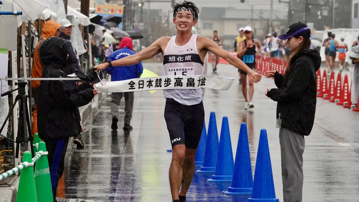 Masatora Kawano franchit la ligne en record du monde du marathon marche à Takahata, sous la pluie, octobre 2026