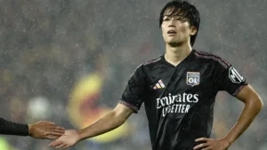 Keito Nakamura sous le maillot noir de l'OL lors de Lens-Lyon en Ligue 1, le 9 octobre 2026