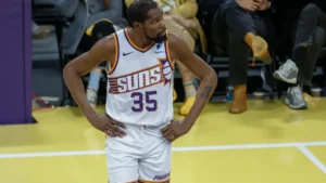 Kevin Durant, mains sur les hanches, sous le maillot des Phoenix Suns pendant un match NBA