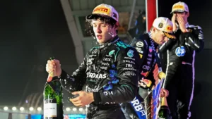 Kimi Antonelli (Mercedes) fête sa troisième place sur le podium du Grand Prix de Singapour, octobre 2026