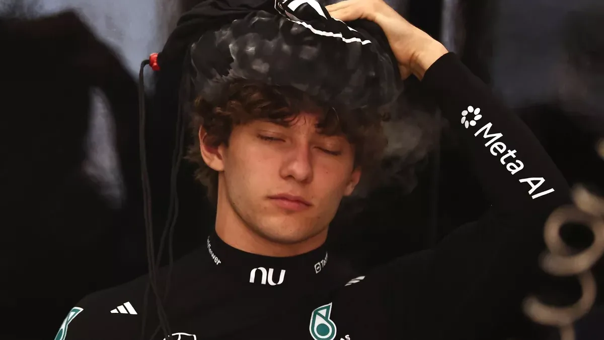 Kimi Antonelli, pilote Mercedes, retire sa cagoule dans le garage de l'écurie, saison 2026