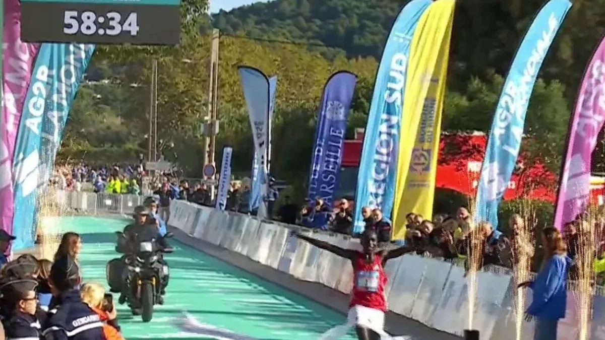 Kiprop Kimutai bras écartés sur la ligne d'arrivée du Marseille-Cassis à Cassis, 25 octobre 2026
