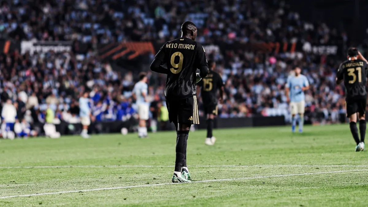 Randal Kolo Muani de dos, maillot noir numéro 9 de la Juventus, sur la pelouse du Celta Vigo en Ligue Europa, octobre 2026