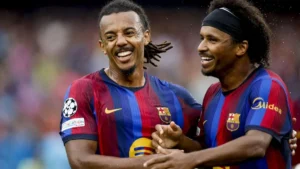 Jules Koundé souriant sous le maillot du FC Barcelone en Ligue des champions, saison 2026-2027