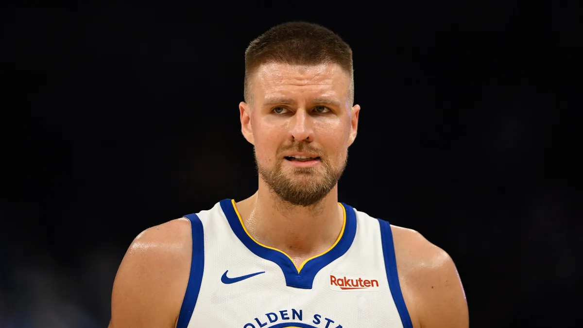 Kristaps Porzingis sous le maillot des Golden State Warriors, sur le parquet