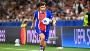 Khvicha Kvaratskhelia balle au pied sous le maillot du PSG lors de la Supercoupe d'Europe 2026