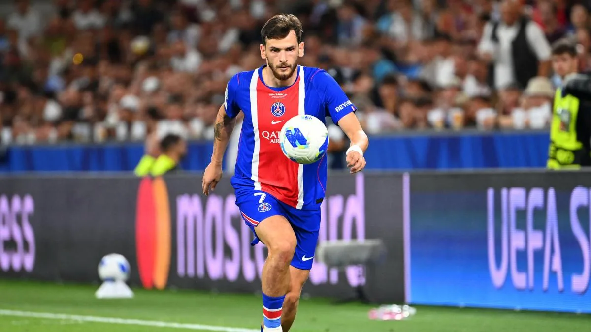 Khvicha Kvaratskhelia balle au pied sous le maillot du PSG lors de la Supercoupe d'Europe 2026