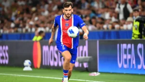 Khvicha Kvaratskhelia ballon au pied sous le maillot du PSG en Supercoupe d'Europe, août 2026