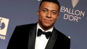 Kylian Mbappé en smoking sur le tapis rouge de la cérémonie du Ballon d'Or à Londres, octobre 2026