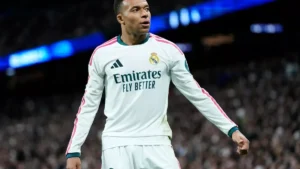 Kylian Mbappé en match sous le maillot blanc du Real Madrid, en soirée