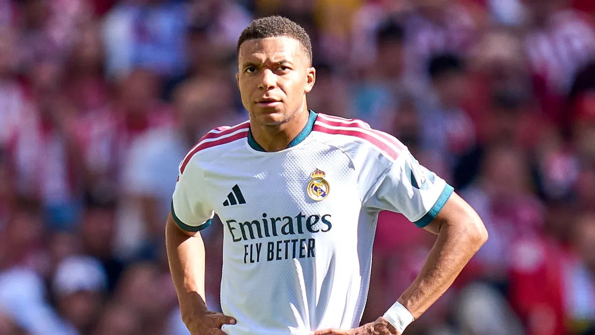 Kylian Mbappé, mains sur les hanches, sous le maillot du Real Madrid face à l'Atlético, septembre 2026
