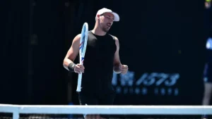Kyrian Jacquet, raquette en main, sur le court lors d'un match du circuit ATP