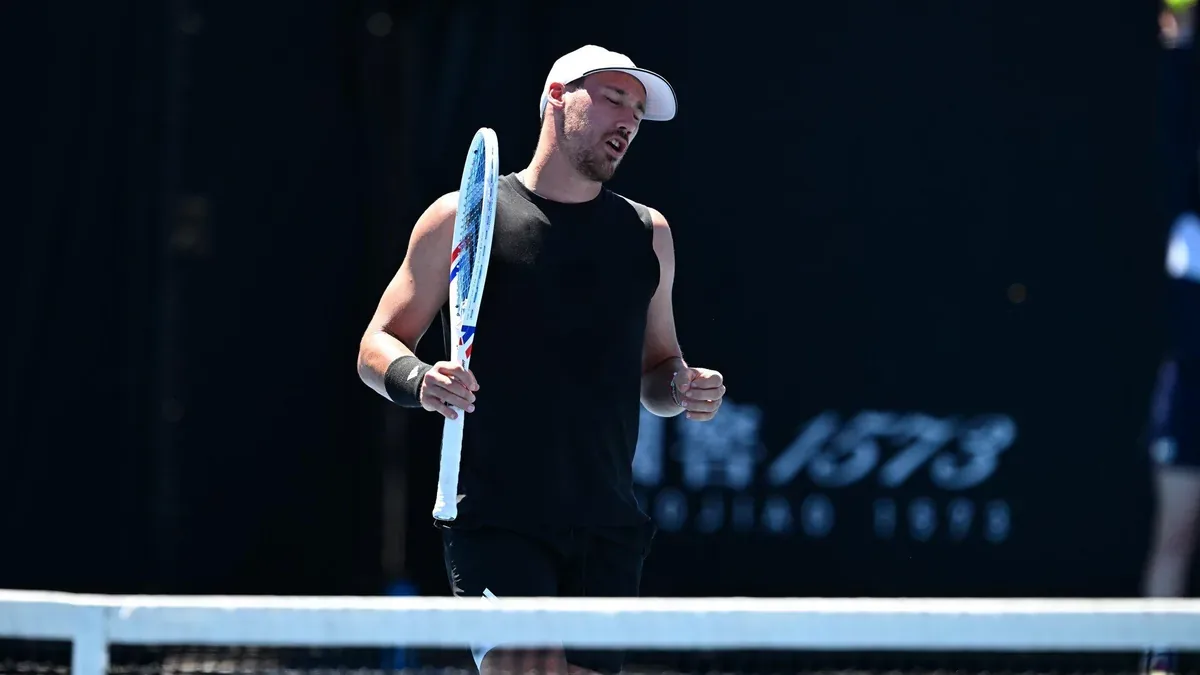 Kyrian Jacquet, raquette en main, sur le court lors d'un match du circuit ATP