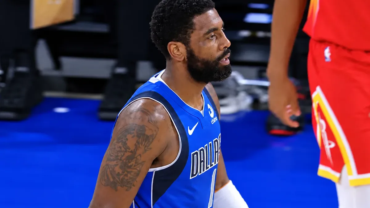 Kyrie Irving sous le maillot des Dallas Mavericks face aux Houston Rockets à Macao, octobre 2026