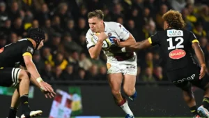 Un joueur de l'UBB ballon en main face à deux Rochelais à Deflandre lors de La Rochelle-UBB, octobre 2026