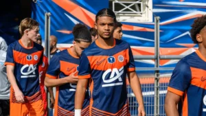 Laciné Megnan-Pavé entre sur le terrain sous le maillot de Montpellier avec ses coéquipiers