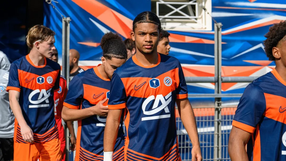 Laciné Megnan-Pavé entre sur le terrain sous le maillot de Montpellier avec ses coéquipiers