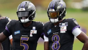 Lamar Jackson, quarterback des Baltimore Ravens, à l'entraînement avec un coéquipier en octobre 2026