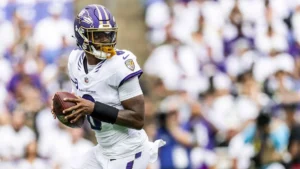Lamar Jackson, quarterback des Baltimore Ravens, ballon en main lors d'un match à domicile, saison 2026