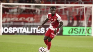 Lamine Camara balle au pied sous le maillot de l'AS Monaco, octobre 2026