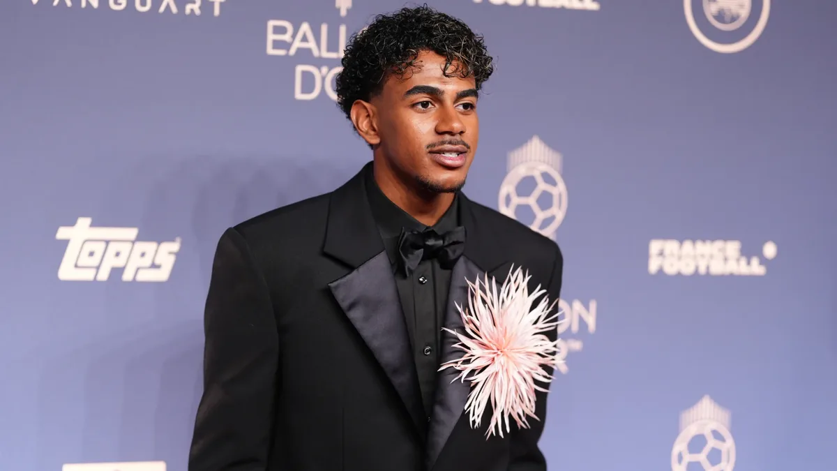 Lamine Yamal sur le tapis rouge de la cérémonie du Ballon d'Or à Londres, le 26 octobre 2026