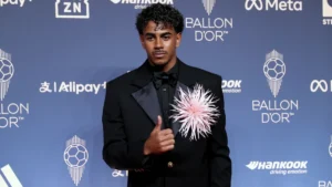 Lamine Yamal en smoking sur le tapis rouge de la cérémonie du Ballon d'Or à Londres, le 26 octobre 2026