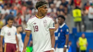 Lamine Yamal sous le maillot extérieur de l'Espagne face à la France à la Coupe du monde, juillet 2026
