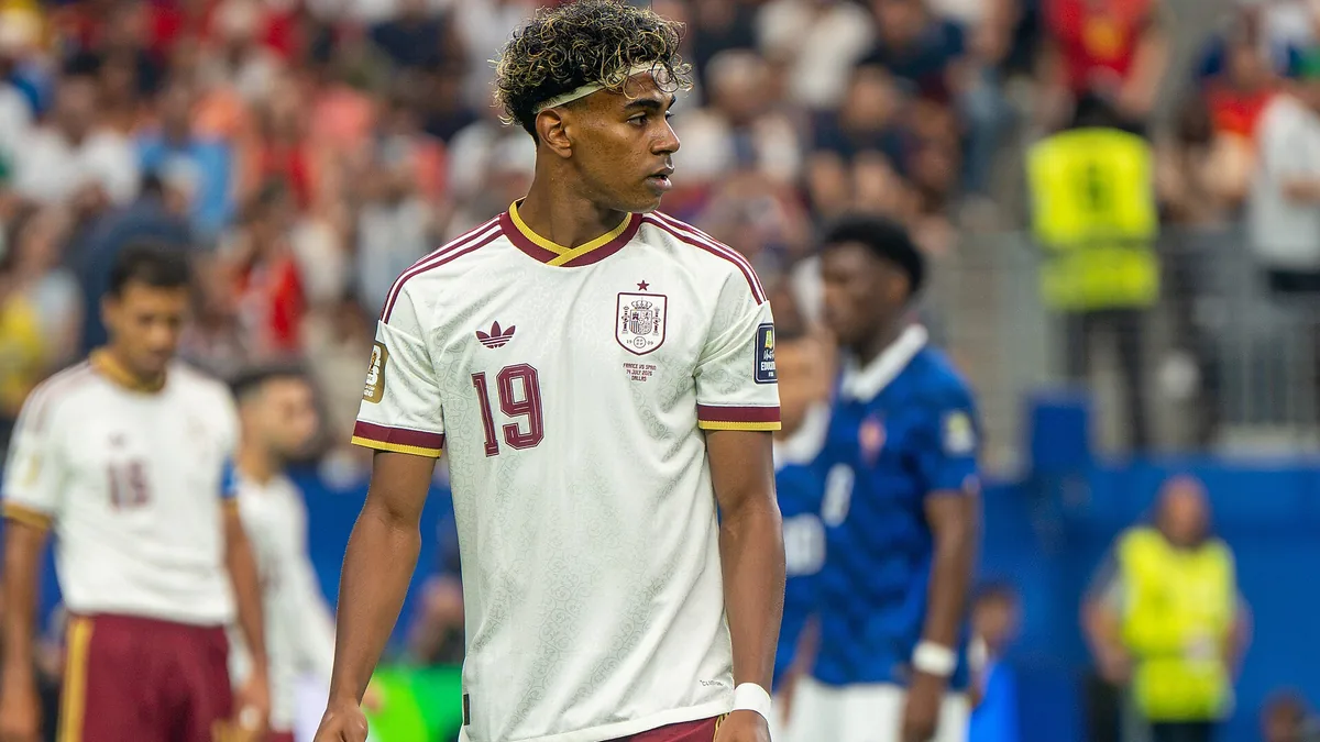 Lamine Yamal sous le maillot extérieur de l'Espagne face à la France à la Coupe du monde, juillet 2026