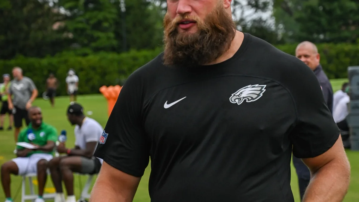 Lane Johnson en tenue des Philadelphia Eagles au camp d'entraînement du club, en juillet 2025