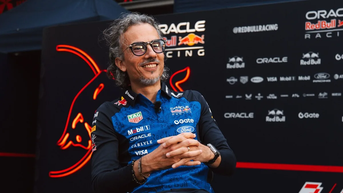Laurent Mekies souriant dans la tenue de Red Bull Racing devant le mur de sponsors de l'écurie, saison 2026