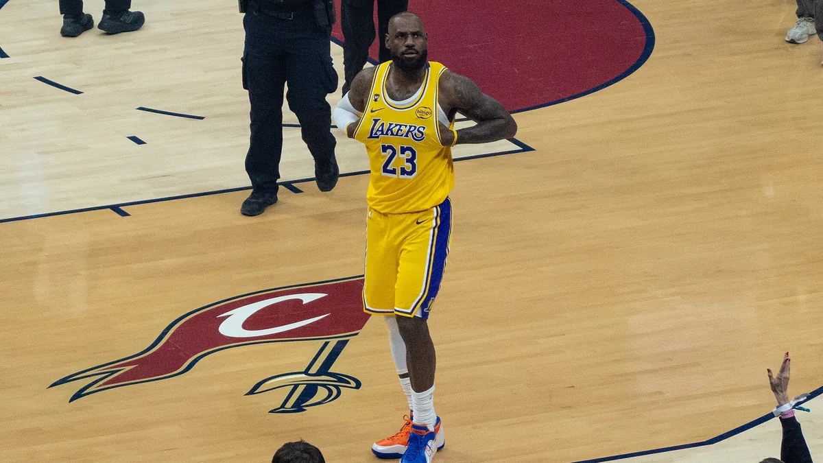 LeBron James sous son ancien maillot des Lakers à Cleveland, janvier 2026