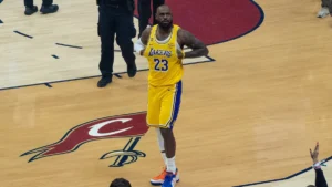 LeBron James, alors aux Los Angeles Lakers, sur le parquet de Cleveland en janvier 2026
