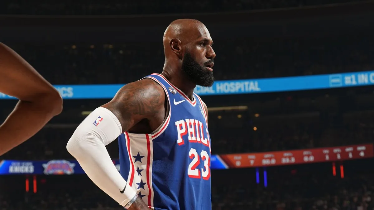 LeBron James sous le maillot des Philadelphia 76ers face aux Knicks au Madison Square Garden, octobre 2026