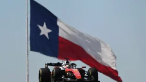 La Ferrari de Charles Leclerc devant un drapeau du Texas au circuit des Amériques d'Austin, octobre 2026