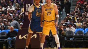 Yaxel Lendeborg (Warriors) au marquage de Luka Doncic (Lakers) à la Crypto.com Arena, octobre 2026