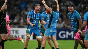 Lenni Nouchi exulte sous le maillot de Montpellier avec ses coéquipiers lors d'un match de Top 14