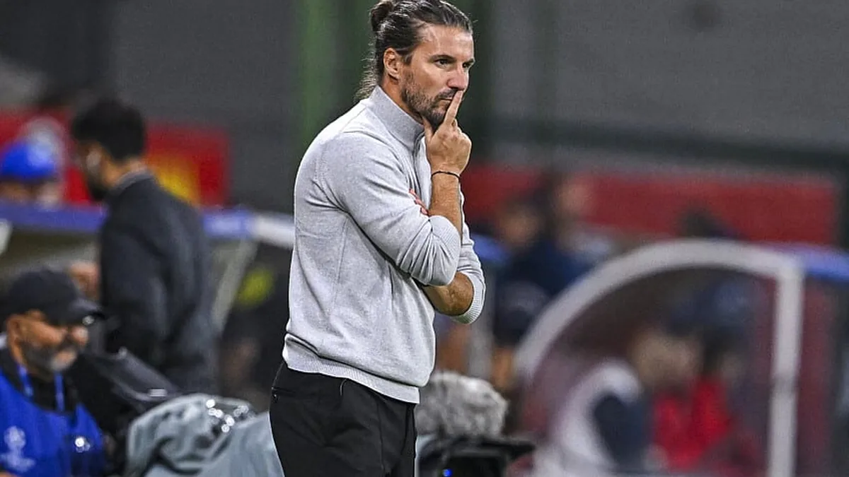 Yannick Cahuzac, entraîneur du RC Lens, au bord du terrain lors d'un match de Ligue des champions