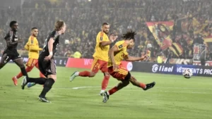 Les joueurs du RC Lens à l'attaque face à Lyon au stade Bollaert-Delelis, en Ligue 1, octobre 2026
