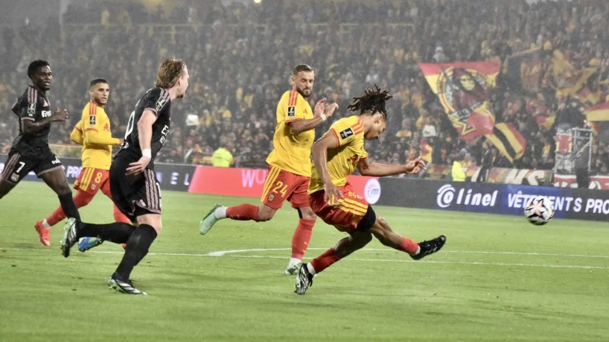 Les joueurs du RC Lens à l'attaque face à Lyon au stade Bollaert-Delelis, en Ligue 1, octobre 2026