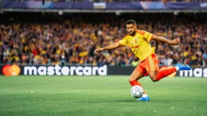 Un joueur du RC Lens frappe le ballon à Bollaert lors de Lens-Sporting en Ligue des champions, octobre 2026