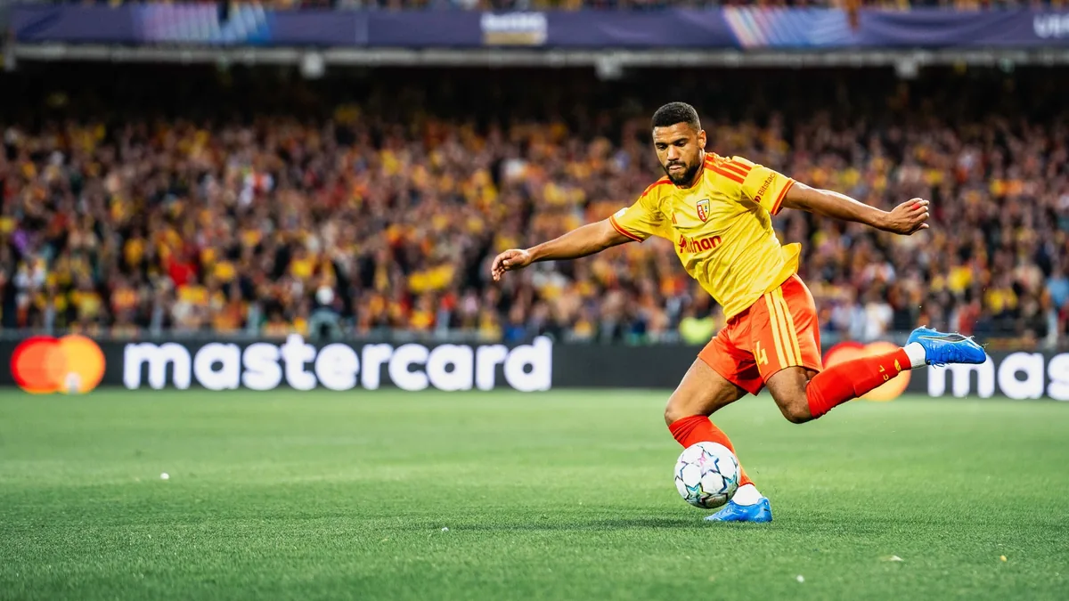 Un joueur du RC Lens frappe le ballon à Bollaert lors de Lens-Sporting en Ligue des champions, octobre 2026