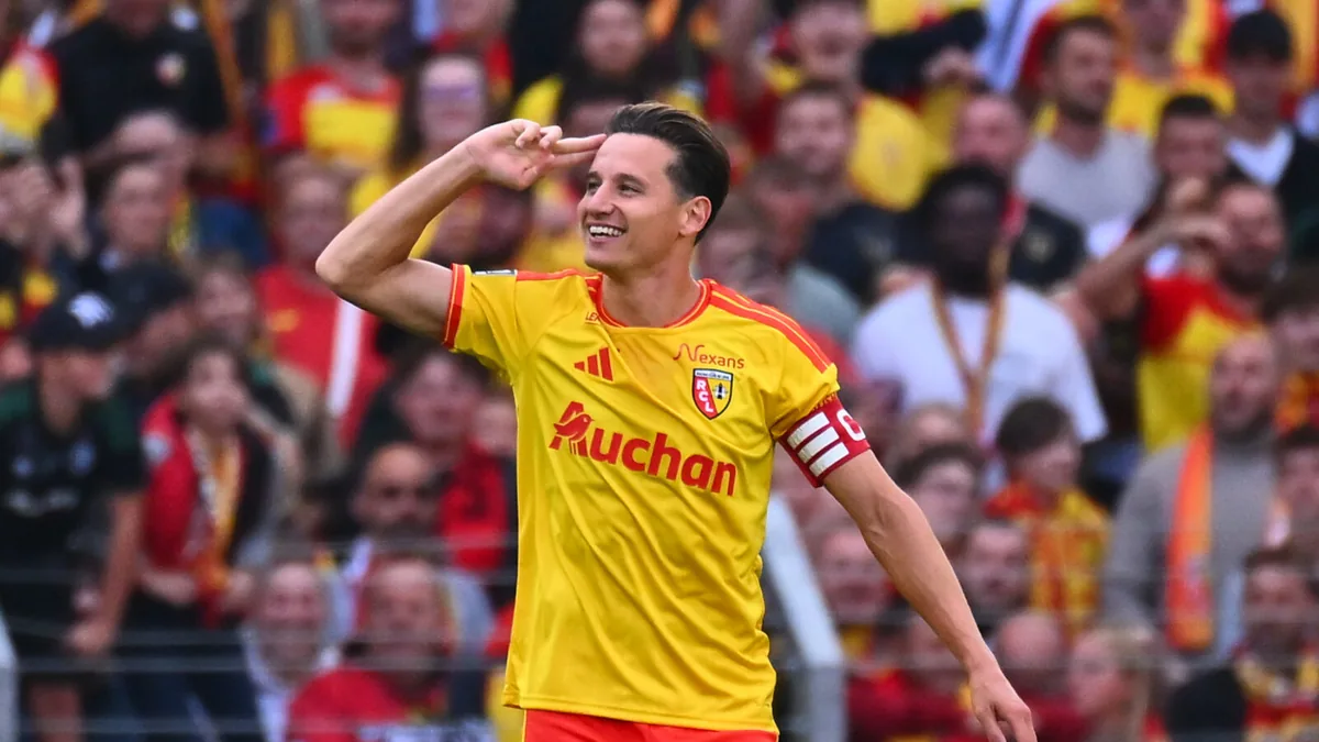 Florian Thauvin, capitaine du RC Lens, salue le public de Bollaert, saison 2026-2027