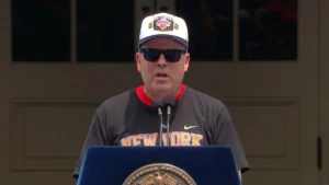 Leon Rose, président des Knicks, au micro lors de la cérémonie du titre NBA à New York en juin 2026