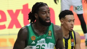 Mathias Lessort sous le maillot du Panathinaïkos face à Fenerbahçe en Euroligue, octobre 2024