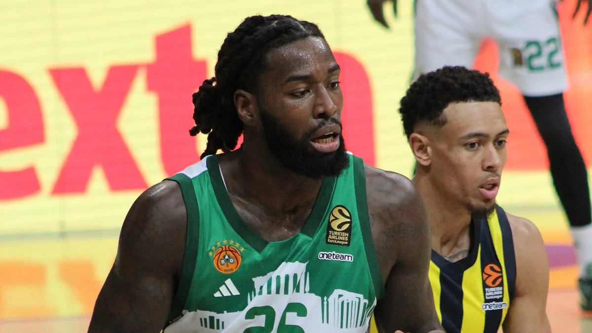 Mathias Lessort sous le maillot du Panathinaïkos face à Fenerbahçe en Euroligue, octobre 2024