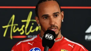 Lewis Hamilton en tenue Ferrari lors de la conférence de presse de la FIA à Austin, le 22 octobre 2026