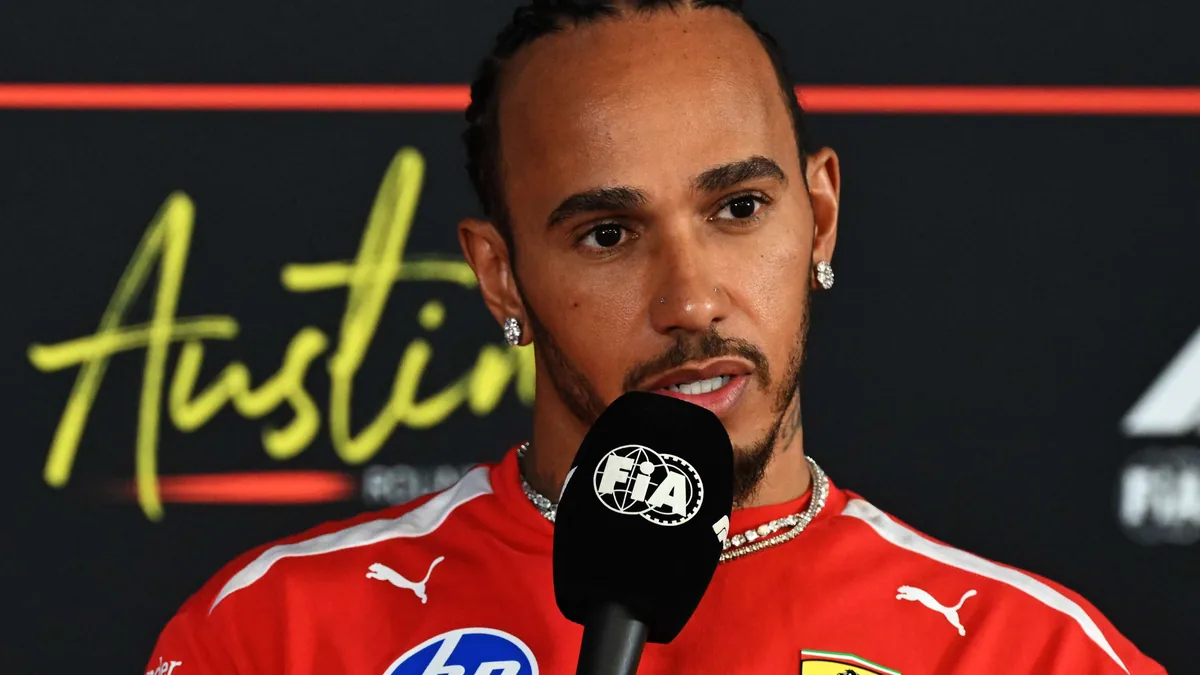 Lewis Hamilton en tenue Ferrari lors de la conférence de presse de la FIA à Austin, le 22 octobre 2026