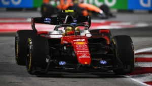 Lewis Hamilton au volant de sa Ferrari numéro 44 pendant le GP de Singapour, octobre 2026