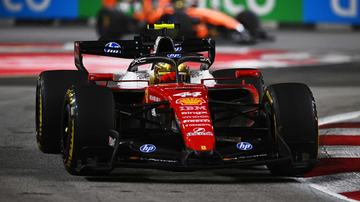Lewis Hamilton au volant de sa Ferrari numéro 44 pendant le GP de Singapour, octobre 2026