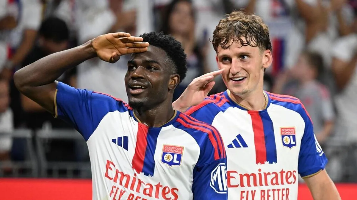 Deux joueurs de l'Olympique lyonnais célèbrent un but au Groupama Stadium, saison 2026-2027